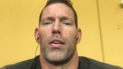 Kyle Farnsworth takes a selfie