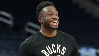 Thanasis Antetokounmpo during warmups