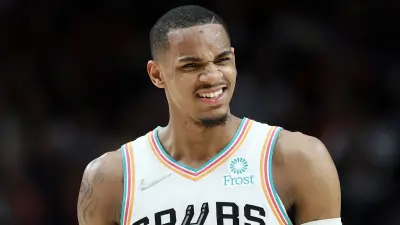 Dejounte Murray reacting
