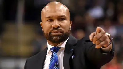 Derek Fisher pointing