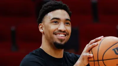 Kenyon Martin Jr warming up