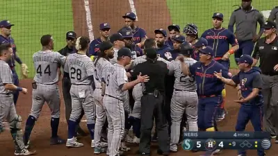 Mariners and Astros players on the field