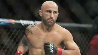 Alexander Volkanovski running in the Octagon