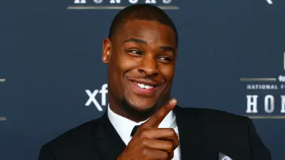 Le'Veon Bell pointing