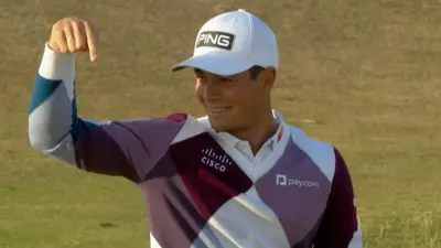 Viktor Hovland raises his hand