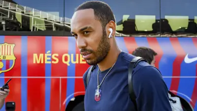 Pierre-Emerick Aubameyang gets off the bus