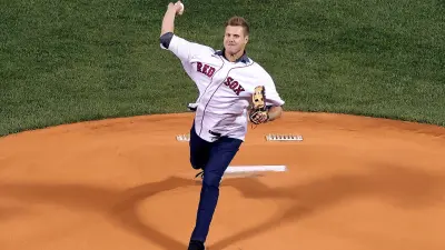 Jonathan Papelbon throws a pitch