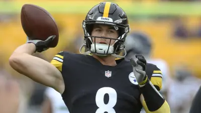 Kenny Pickett throwing a ball