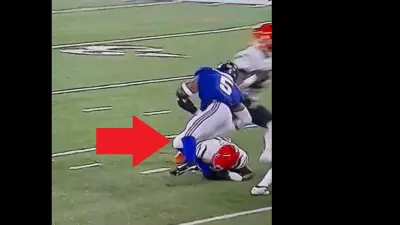 Thad Moss dives at Kayvon Thibodeaux