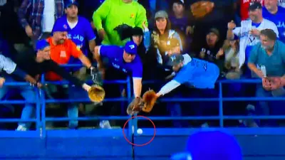 Blue Jays fans reach for Aaron Judge ball
