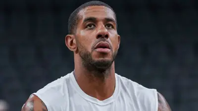 LaMarcus Aldridge warming up