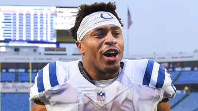 Colts RB Jonathan Taylor without a helmet