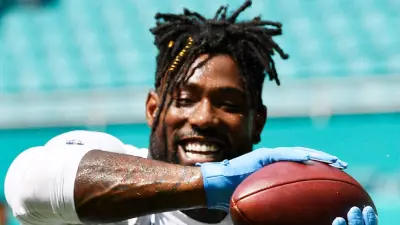 Delanie Walker catching a football