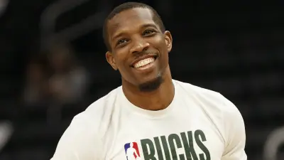 Eric Bledsoe warms up before a game