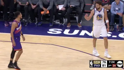 Klay Thompson flashes to Devin Booker