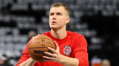 Kristaps Porzingis warming up