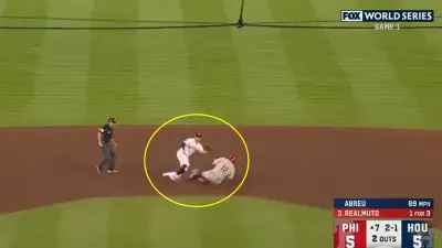 Kyle Schwarber steals a base
