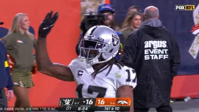 Davante Adams holds up his hand