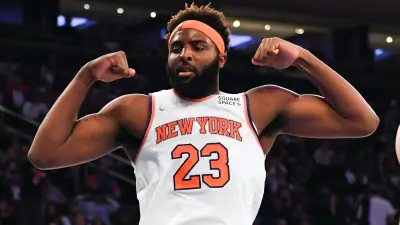 Mitchell Robinson flexing