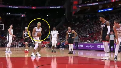 Jeremy Sochan shooting a free throw