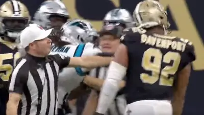 D'Onta Foreman throws a punch at Marcus Davenport