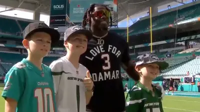 Joe Flacco's sons pose with Tyreek Hill