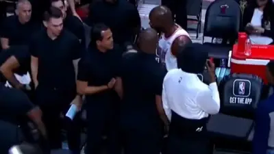 Dewayne Dedmon talks with Erik Spoelstra