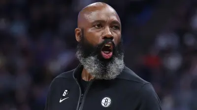 Jacque Vaughn on the court