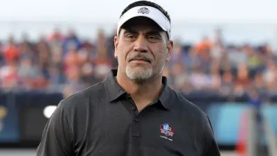 Kevin Mawae in a visor