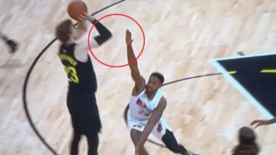 Haywood Highsmith defending Lauri Markkanen
