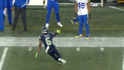 Quandre Diggs points at Bobby Wagner