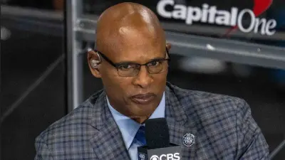Clark Kellogg holding a microphone