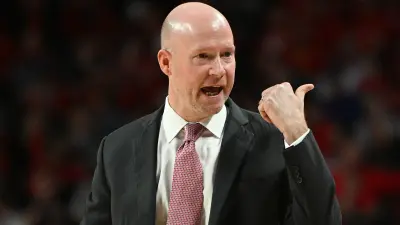 Kevin Willard pointing while coaching