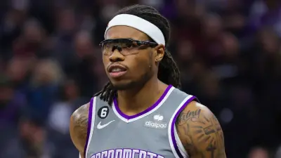 Richaun Holmes wearing goggles