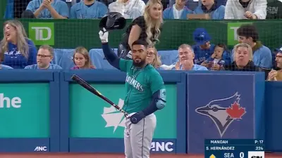 Teoscar Hernandez gets an ovation from Blue Jays fans