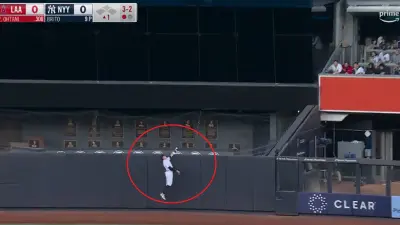 Aaron Judge jumps against the wall