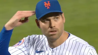Adam Ottavino pointing to his head