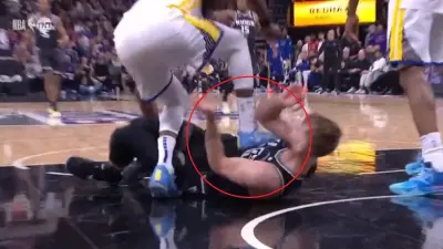Draymond Green steps on Domantas Sabonis