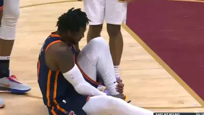 Julius Randle holding onto his ankle