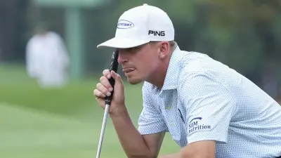 Sam Bennett lining up a putt