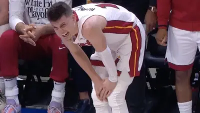 Tyler Herro grabs his hand