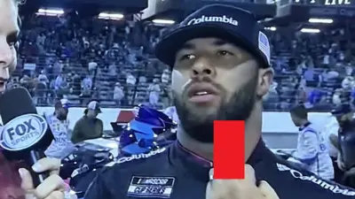 Bubba Wallace flips the bird