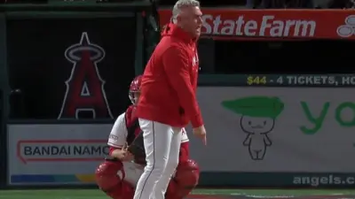 Phil Nevin pointing