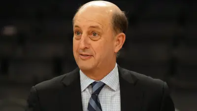 Jeff Van Gundy looks on