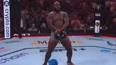 Derrick Lewis crotch chops