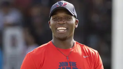 DeMeco Ryans at practice
