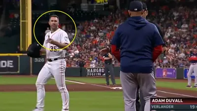 Justin Verlander talks to Alex Cora