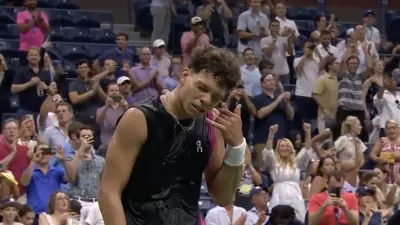 Ben Shelton doing his phone celebration at US Open