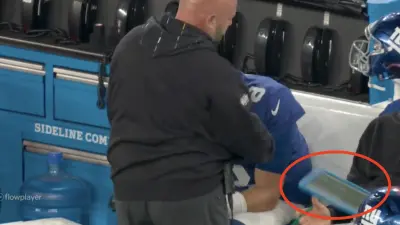 Giants coach Brian Daboll throwing his tablet next to Daniel Jones