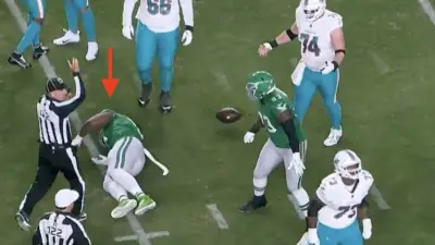 Eagles' Jalen Carter flops after altercation with Dolphins' Austin Jackson